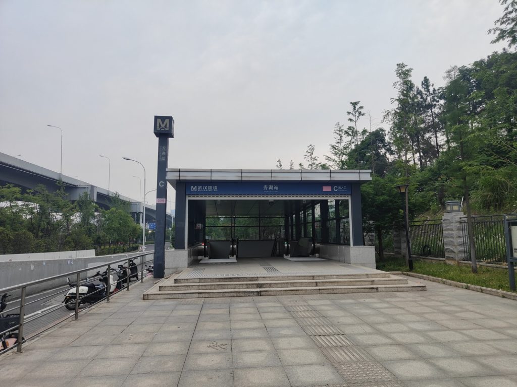 地铁刚开门