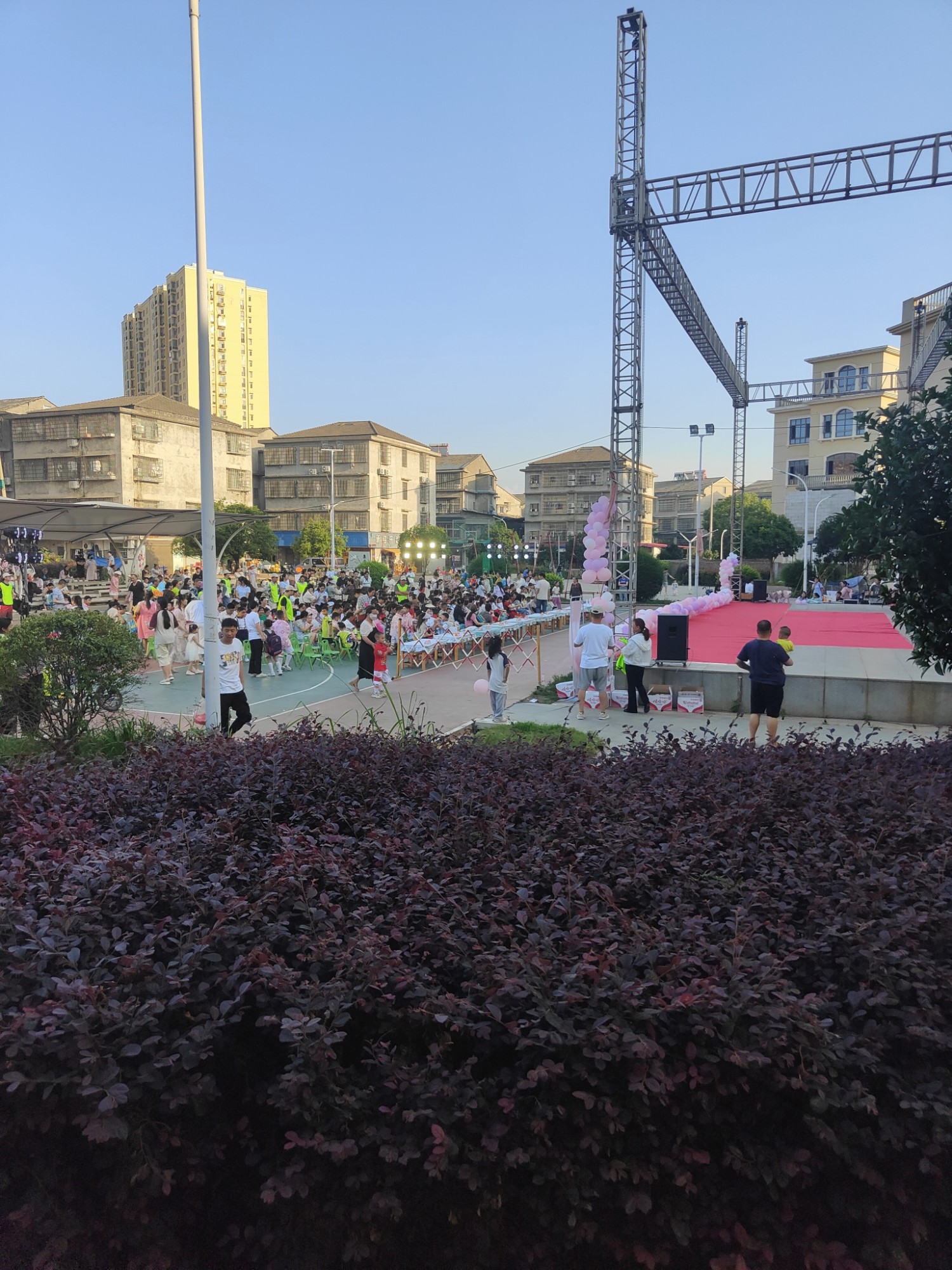 这个广场活动还挺丰富的