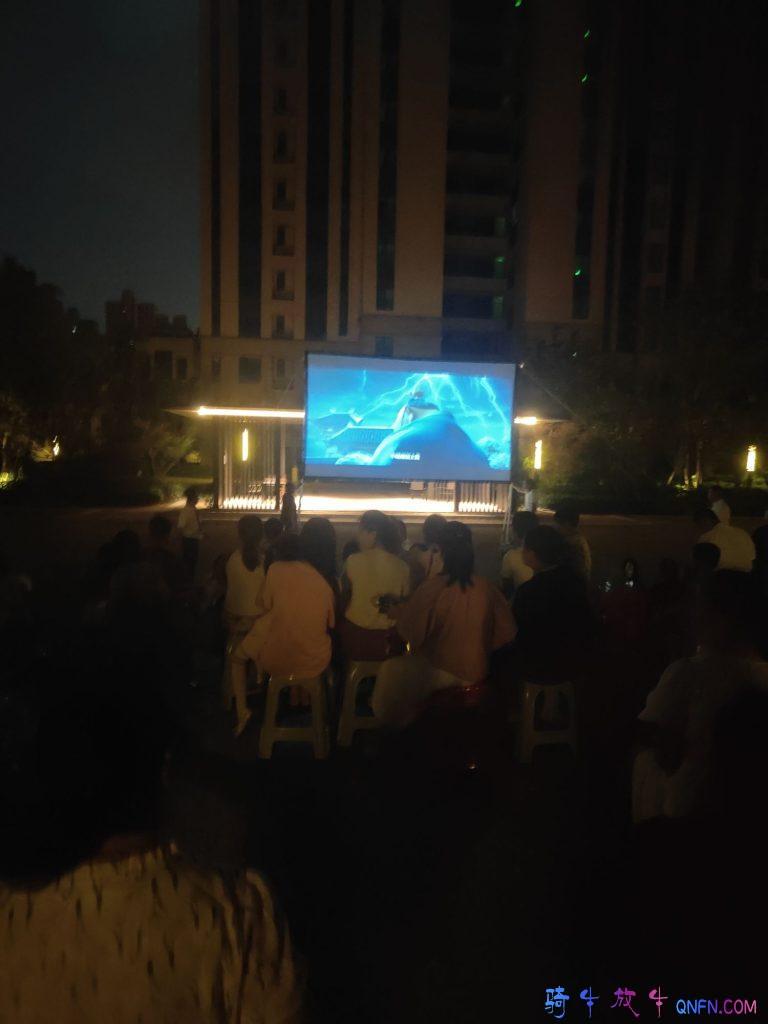 小区放电影
